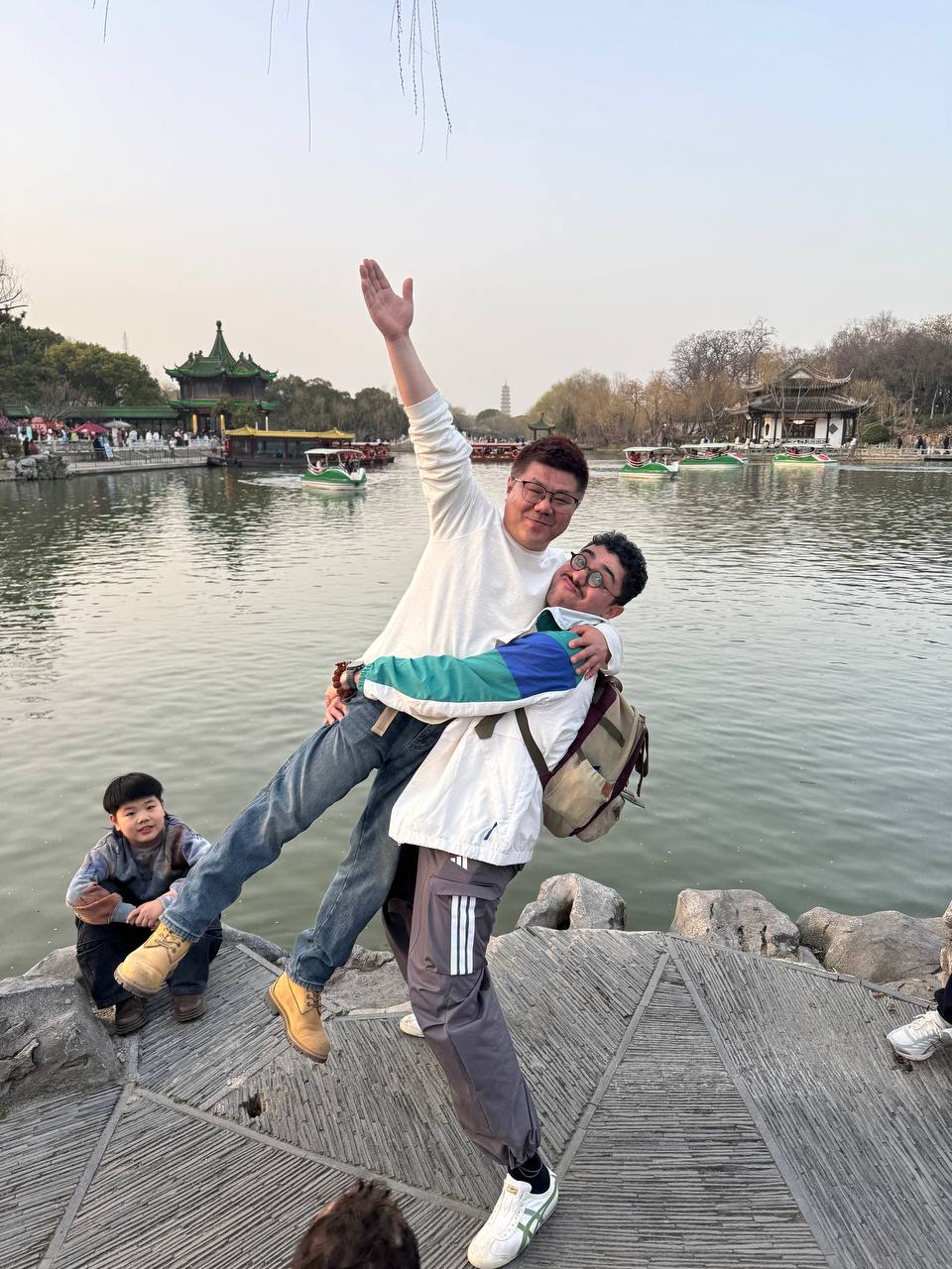 Phelipe com amigos em um passeio em Yangzhou